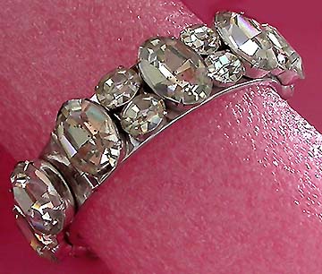 a beautiful vintage costume jewelry bracelet unsigned