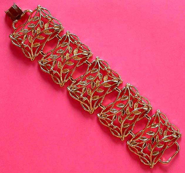 a beautiful vintage costume jewelry bracelet unsigned