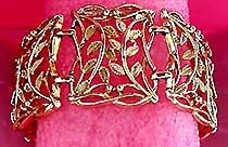 a beautiful vintage costume jewelry gold tone vintage bracelet