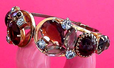 a beautiful vintage costume jewelry bracelet unsigned