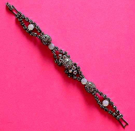 a beautiful vintage costume jewelry bracelet unsigned