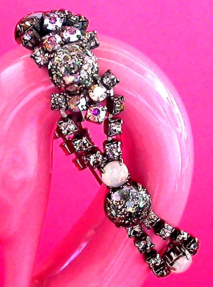 a beautiful vintage costume jewelry bracelet unsigned