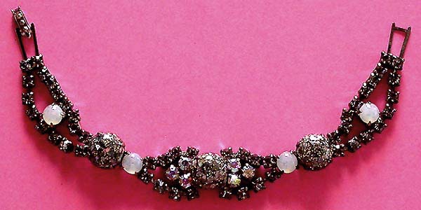 a beautiful vintage costume jewelry bracelet unsigned
