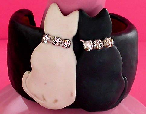 a beautiful vintage costume jewelry bracelet unsigned