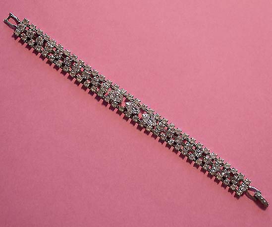 a beautiful vintage costume jewelry bracelet unsigned