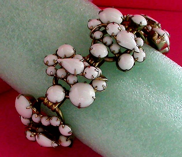 a beautiful vintage costume jewelry bracelet unsigned