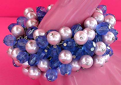 a beautiful vintage costume jewelry bracelet unsigned