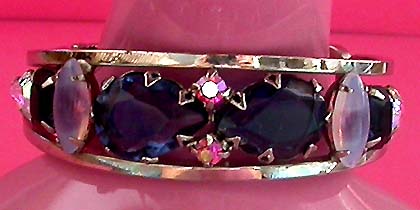 a beautiful vintage costume jewelry bracelet unsigned