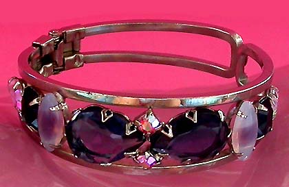 a beautiful vintage costume jewelry bracelet unsigned