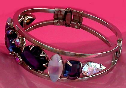 a beautiful vintage costume jewelry bracelet unsigned
