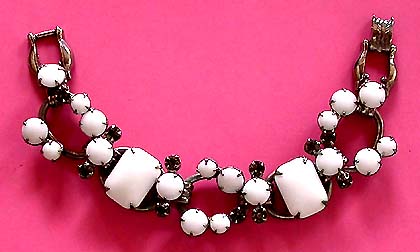 a beautiful vintage costume jewelry bracelet unsigned
