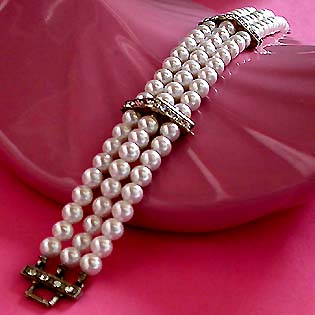 a beautiful vintage costume jewelry bracelet unsigned