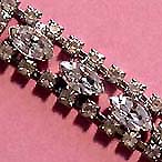 a beautiful vintage costume jewelry bracelet Unsigned