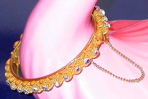 a beautiful vintage costume jewelry bracelet unsigned