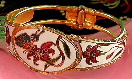 a beautiful vintage costume jewelry bracelet unsigned