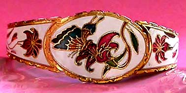 a beautiful vintage costume jewelry bracelet unsigned