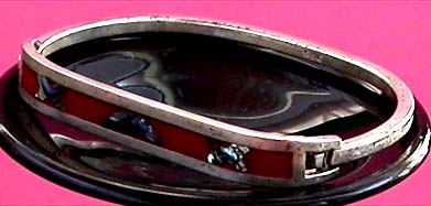 a beautiful vintage costume jewelry bracelet unsigned