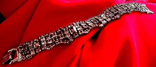 a beautiful vintage costume jewelry bracelet unsigned