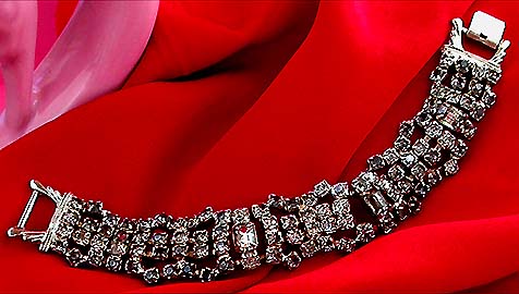 a beautiful vintage costume jewelry bracelet unsigned
