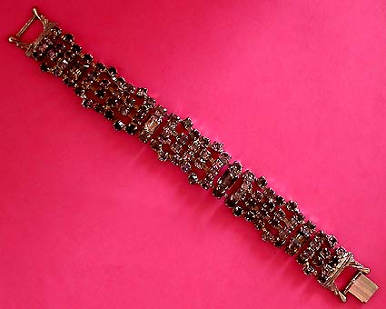a beautiful vintage costume jewelry bracelet unsigned
