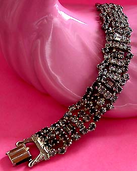 a beautiful vintage costume jewelry bracelet unsigned