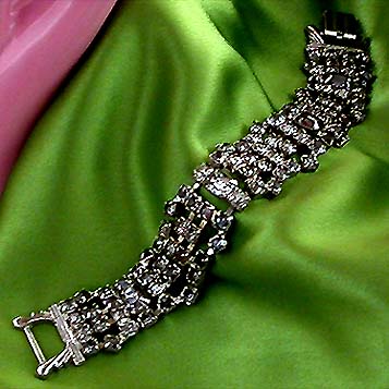 a beautiful vintage costume jewelry bracelet unsigned