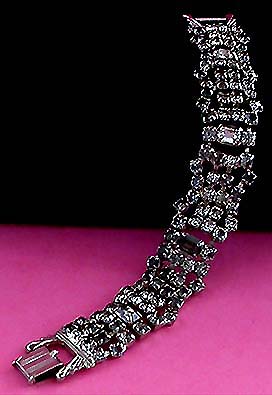 a beautiful vintage costume jewelry bracelet unsigned