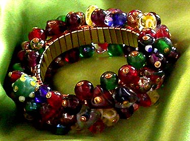 a beautiful vintage costume jewelry bracelet unsigned