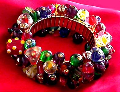 a beautiful vintage costume jewelry bracelet unsigned