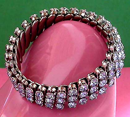 a beautiful vintage costume jewelry bracelet unsigned