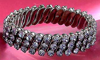 a beautiful vintage costume jewelry bracelet unsigned