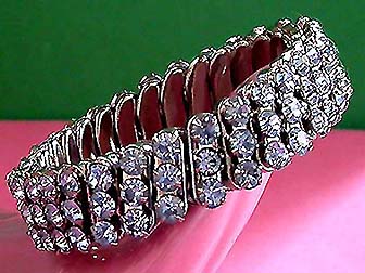 a beautiful vintage costume jewelry bracelet unsigned