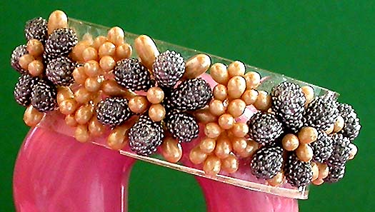 a beautiful vintage costume jewelry bracelet unsigned
