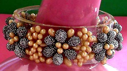 a beautiful vintage costume jewelry bracelet unsigned