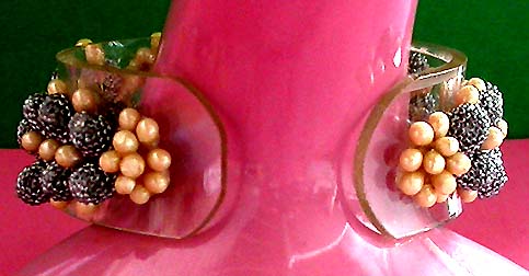 a beautiful vintage costume jewelry bracelet unsigned
