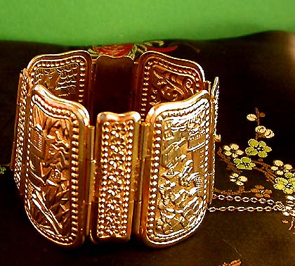 a beautiful vintage costume jewelry bracelet unsigned