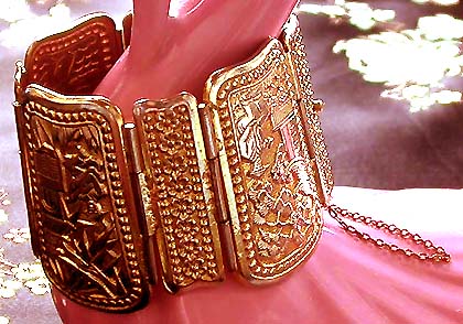 a beautiful vintage costume jewelry bracelet unsigned