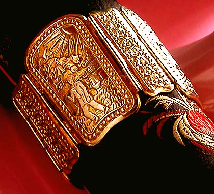 a beautiful vintage costume jewelry bracelet unsigned