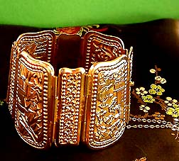 a beautiful vintage costume jewelry vintage Crown Trifari vintage bracelet