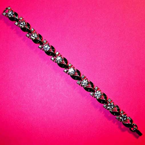 a beautiful vintage costume jewelry bracelet Lisner