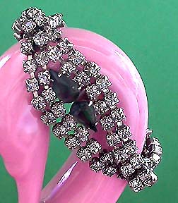 a beautiful vintage costume jewelry bracelet unsigned