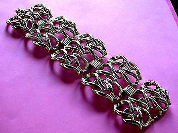 a beautiful vintage costume jewelry bracelet unsigned