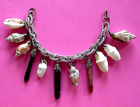 a beautiful vintage costume jewelry bracelet unsigned