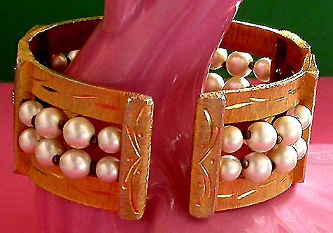 a beautiful vintage costume jewelry bracelet unsigned