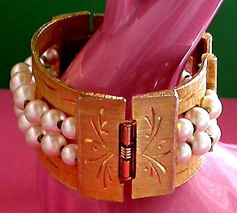 a beautiful vintage costume jewelry bracelet unsigned