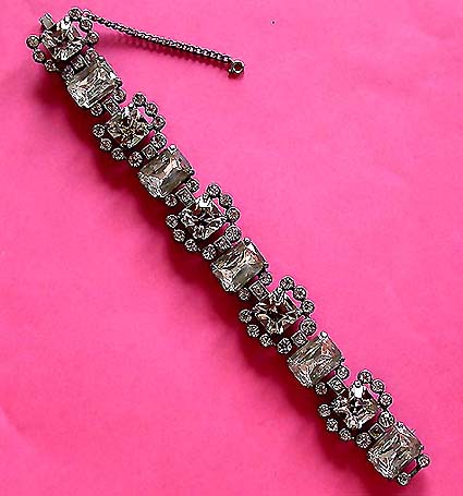 a beautiful vintage costume jewelry bracelet unsigned