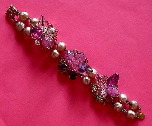 a beautiful vintage costume jewelry bracelet unsigned