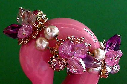 a beautiful vintage costume jewelry bracelet unsigned