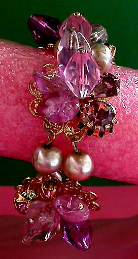 a beautiful vintage costume jewelry bracelet unsigned