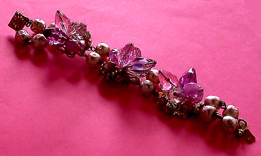 a beautiful vintage costume jewelry bracelet unsigned